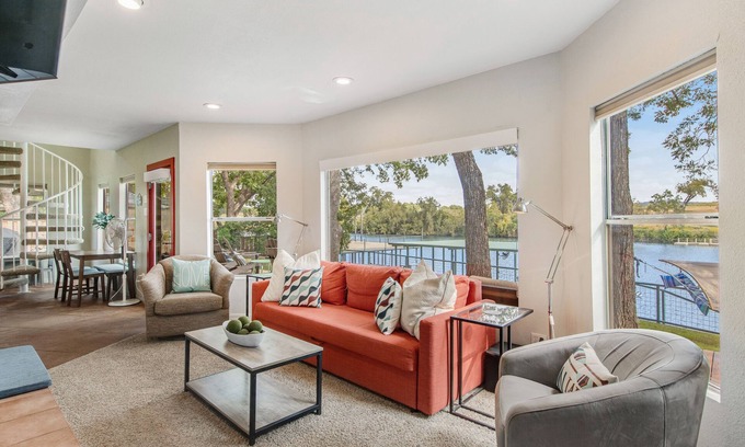 Buchanan Dam House | Two-story waterfront retreat with boat dock, two firepits & two kayaks
