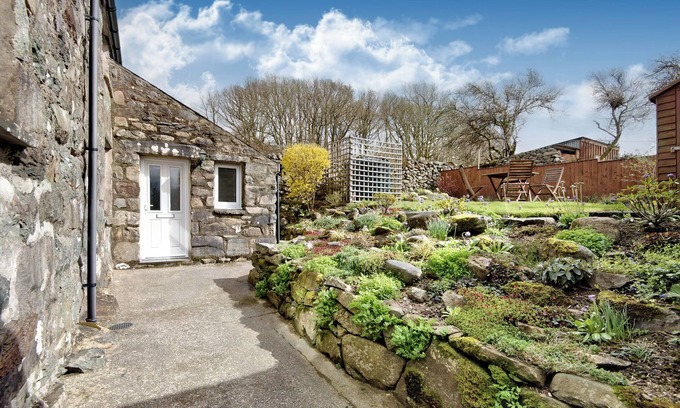 Snowdonia National Park Area Cottage | TY CAPEL JERIWSALEM, family friendly, with open fire in Trawsfynydd