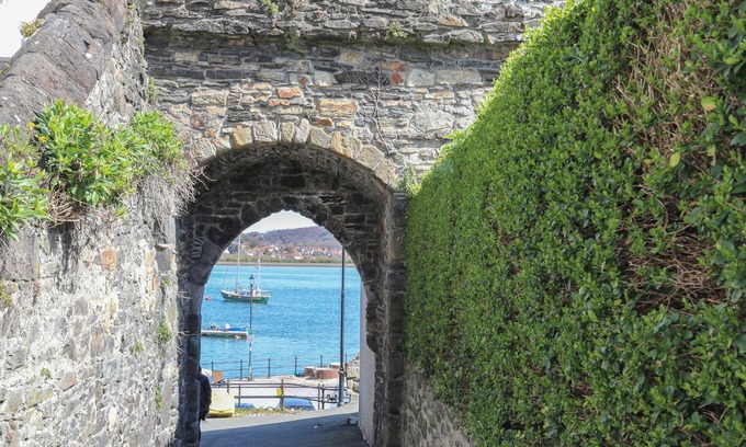 Henryd Cottage | TY CAPEL VESTRY, pet friendly, with a garden in Conwy
