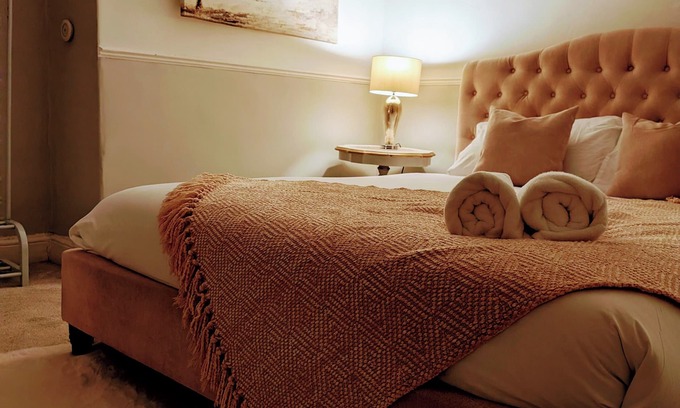 Caerphilly House | Ty Hiraeth nnA Charming Stay Steps Away from Caerphilly Castle!