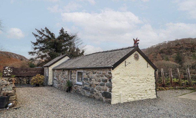 Manod Cottage | TYN Y CEFN, pet friendly, with open fire in Blaenau Ffestiniog