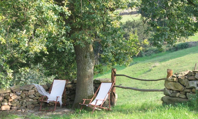 Alceda House | Typical dwelling of the valley of the Pas located in a farm of green pastures