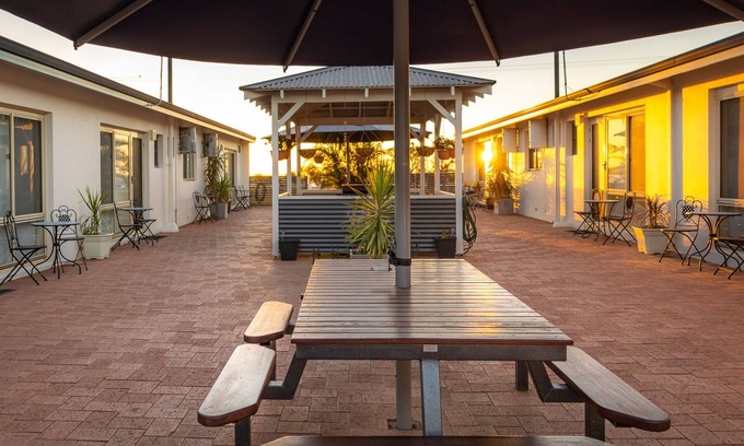 Kalbarri Apartment | U3 Family friendly accommodation directly across from the Beach, Murchison River