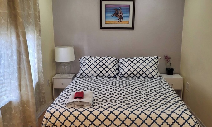 Evans Churchill Apartment | U4 - Cozy 1BR/1BA Walkup APT in DT PHX w/pkg