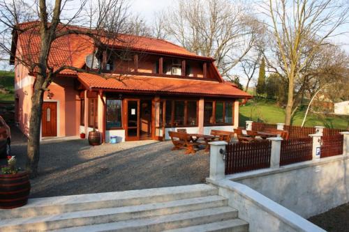 Santovka House | Ubytovanie na súkromí KIKA