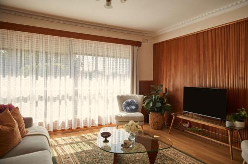 Bell Post Hill House | Ultimate 70s Charm near Geelong Waterfront and CBD