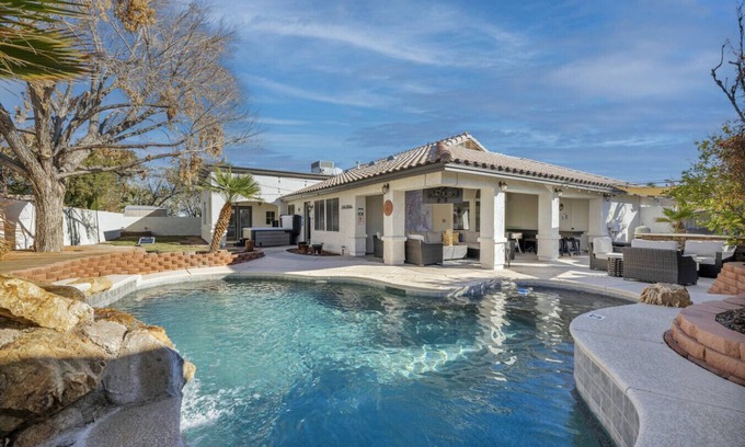 River Mountain House | Ultimate, Central 1 Story, Pool, Hot Tub & Games