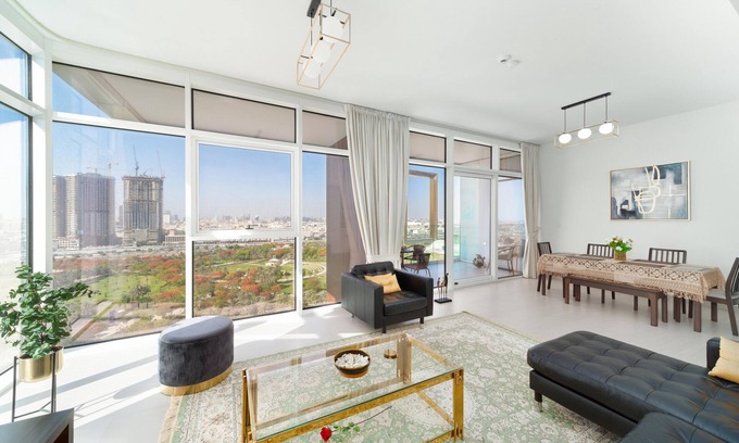 Bur Dubai Apartment | Ultimate Stay/Scenic Panoramic Park & Frame View