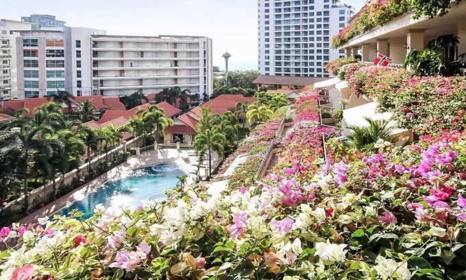 Nong Chaeng House | Unbeatable bungalow right out in the pool at Nordic Park Hill Jomthien Royal Cliff