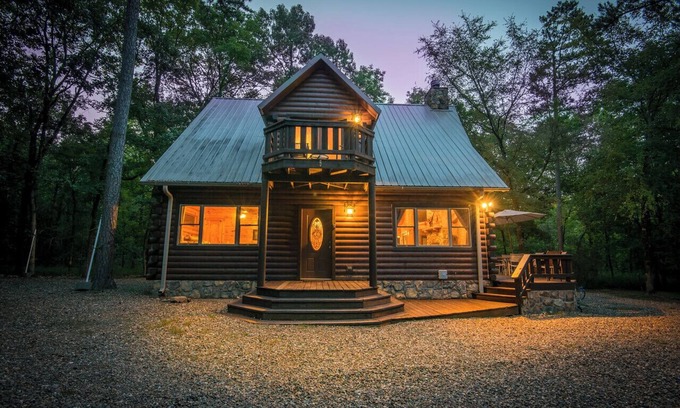 Broken Bow Cabin | Unbridled Manor is an astoundingly beautiful ultra-luxury cabin with pool table.