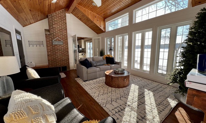 Montello House | ๐ณ๐ก "Under The Oaks" on Buffalo Lake: Just 30min to WI Dells & 1hr to Madison