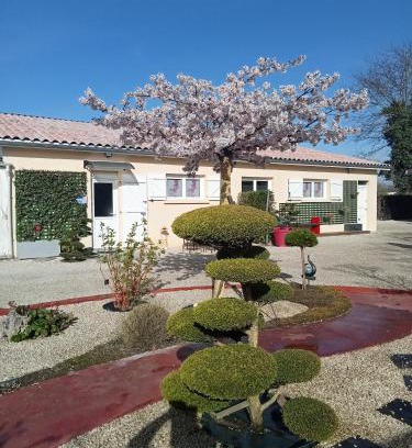 Saint-Medard-de-Guizieres Apartment | une pause quelque part au jardin des érables et des niwakis