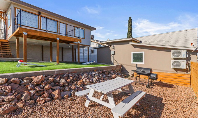 El Paso Apartment | Unique 1BR/Split-Level Design