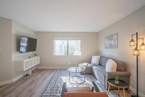 Cox Heights Apartment | Unique 2BD - Parking, Gym, Pool - Sleeps 8 - 5Min Casino