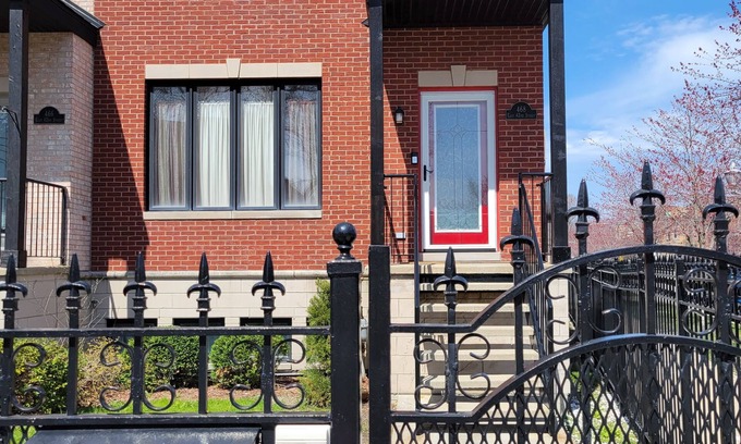 Bronzeville House | Unique and Chic home. rooftop deck, near lakefront. Easy commute to downtown.