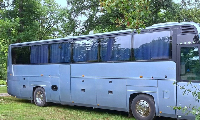 Bourg House | Unique and unusual: "Iliade" bus in a green and relaxing environment