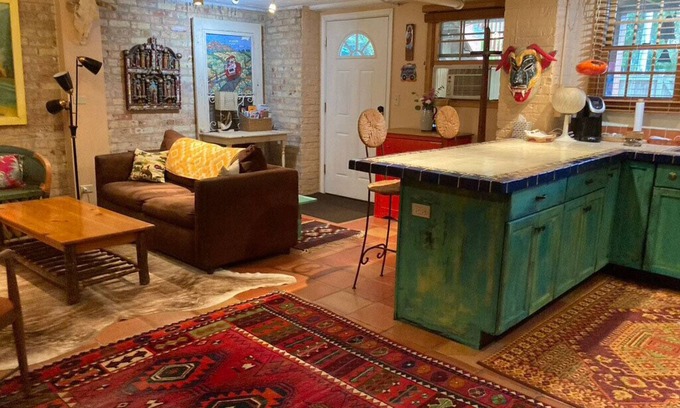 North Evanston Apartment | Unique Apt. in Upscale Evanston with Easy Access to Chicago