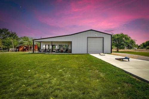 Lake Bridgeport House | Unique Barn by the Lake in Bridgeport, Texas
