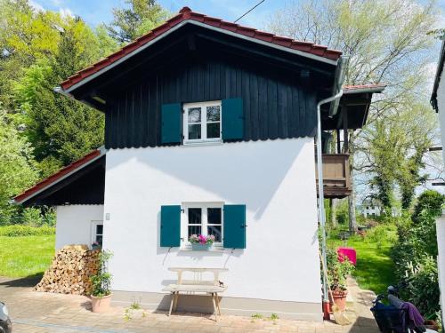 Unterzeismering Apartment | Unique Bavarian Cottage at Lake Starnberg