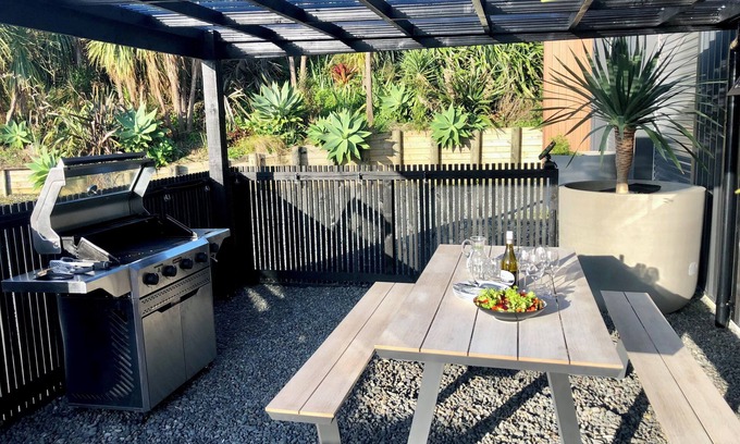 Mahurangi West House | Unique coastal property just 40 mins from the CBD, the ultimate getaway for 2!