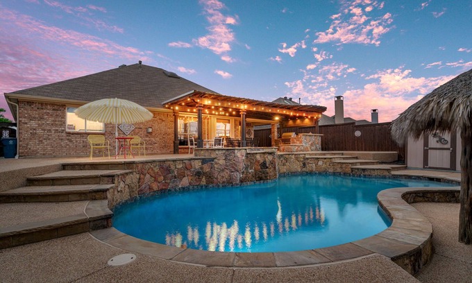 Lewisville House | Unique heated pool & spa outdoor kitchen, game room near DFW sleeps 10-12