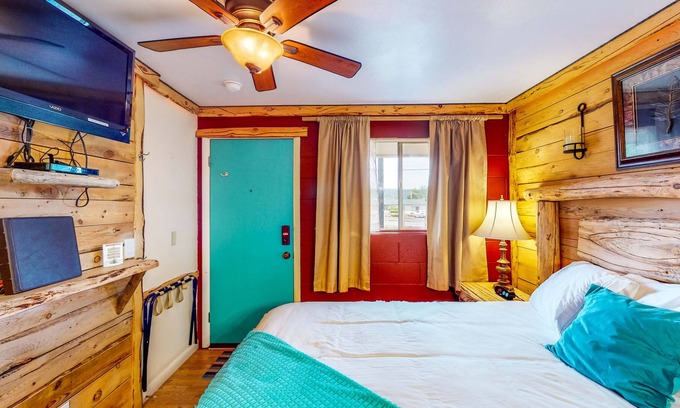 Cedaredge Cabin | Unique hideaway with great shared amenities