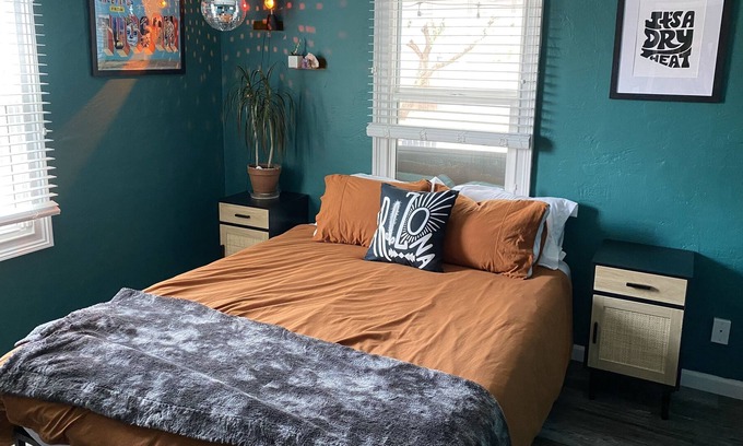 Peter Howell House | Unique Midtown Home close to U of A - Sleeps 6