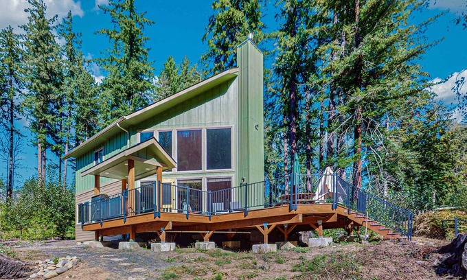 Vida House | Unique riverfront home + cabin with amazing views, deck, & W/D - dog-friendly