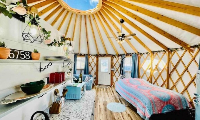 Roseland Cabin | Unique Stay! Yurt with Mountain View, 1 min to Breweries & Hiking, 5 min to Lake