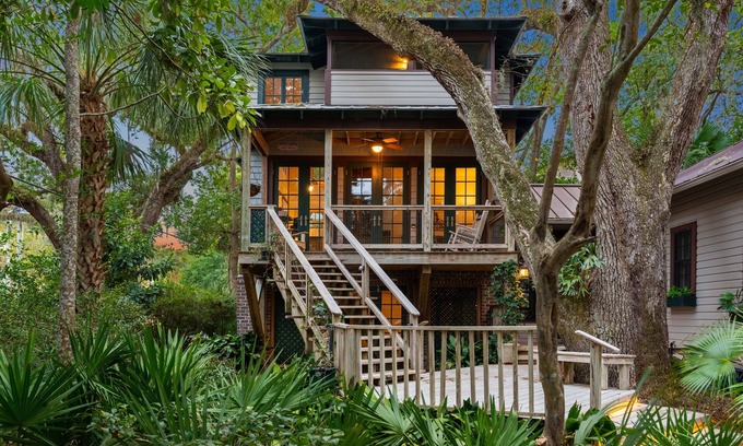 King City House | Unique Treehouse near the Village sleeps 6 guests