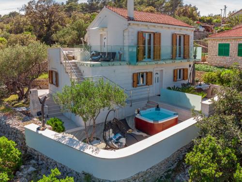 Rogac Villa | Uniquely designed Villa Ivana with outdoor Jacuzzi nearby the pebble Banje beach at the Island of Solta