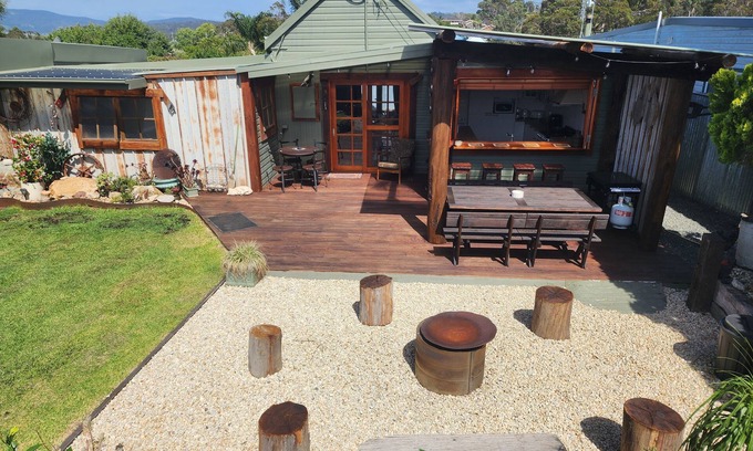 Pambula House | Uniquely Pambula- an inviting cottage with warmth & rustic charm *Pet-friendly