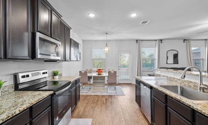 Manor House | Uniquely styled Home 20mins to Austin -COTA -TESLA