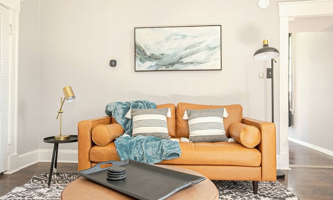 Cheviot House | Unit 1:Ground floor, porch, king bed, garage, w/d