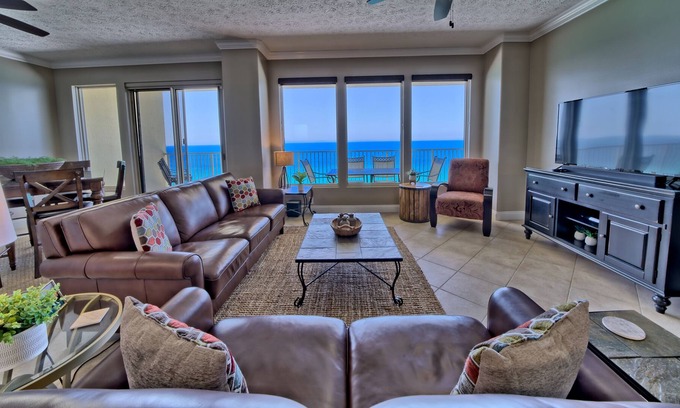 Thomas Drive Condo | Unit 1805 by RedAwning