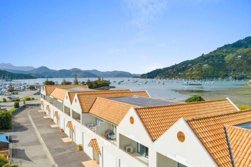Waikawa Bay Apartment | Unit 8 Waterfront Holiday Home