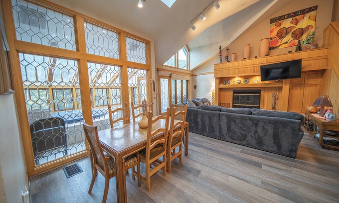 Mountain House Condo | Unit with Private Hot Tub & fast Walk to Lifts