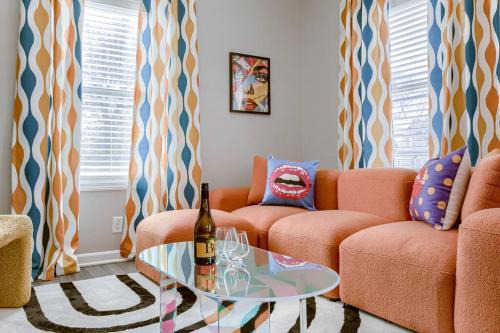 Lincoln House | UNL Retreat Eclectic 5bd 5mins to Downtown