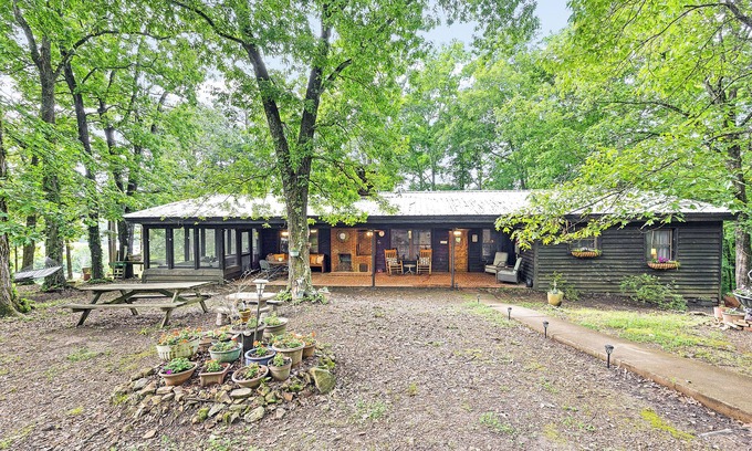 Parsons Cabin | Unplug & Relax at our Tennessee River Cabin Getaway - Hunt, Fish, & see BIGFOOT!