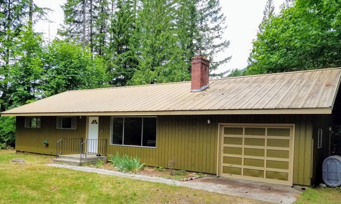 Carson House | Unplugged Getaway along Trout Creek