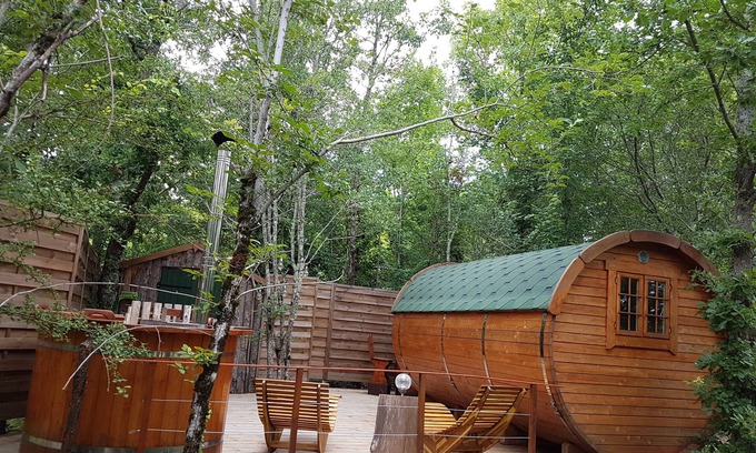Monclar-de-Quercy Cabin | Unusual accommodation: Barrel with bathroom, terrace and private Nordic bath