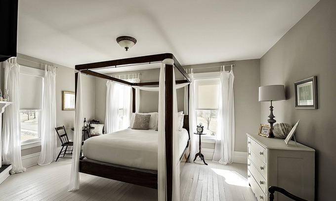 Berlin Center Other | Unwind and Relax at Vineyard with Hot Tub and Massage On Site!