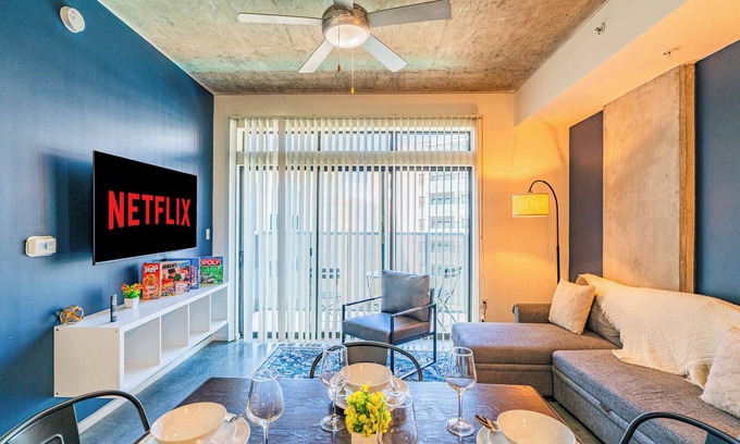 Evans Churchill Apartment | Unwind in PHX DT | Gym,Balcony,Pool,Parking,W/D