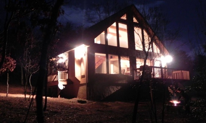 Clarkesville Cabin | Unwind with Sautee Start Line, Hot tub, Firepit, Hammock, PS3