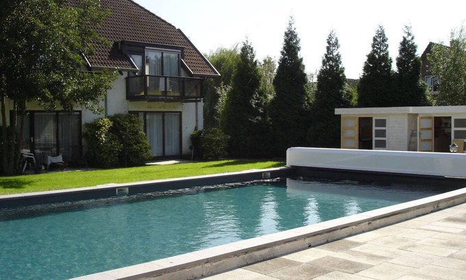 Lekkerkerk Hotel | Unwind with Terrace Dining, Seasonal Pool & Free Parking in Lekkerkerk