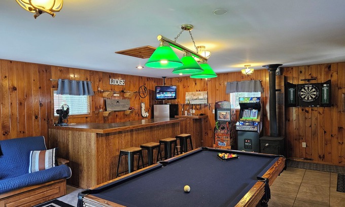 Hope Cottage | Up North Retreat - hot tub - pool table -kayaks- yard games- arcade