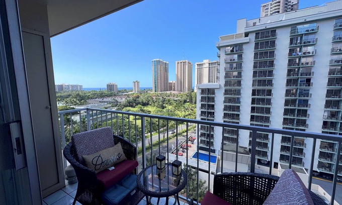McCully - Moiliili Condo | Updated 1-bedroom condo in Waikiki with AC and parking