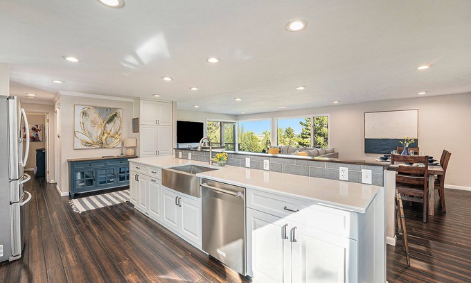 Bel Aire House | Updated 4bdr with VIEW of Flat Irons & hot tub.