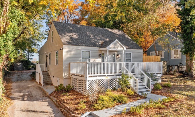 Southwest Raleigh House | Updated 4BR Downtown South District w Skyline View