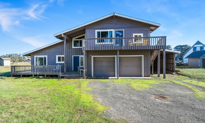 Fort Bragg Villa | Updated 5BR ocean view villa in Mendo-Fort Bragg, dog-friendly, firepit, hot tub